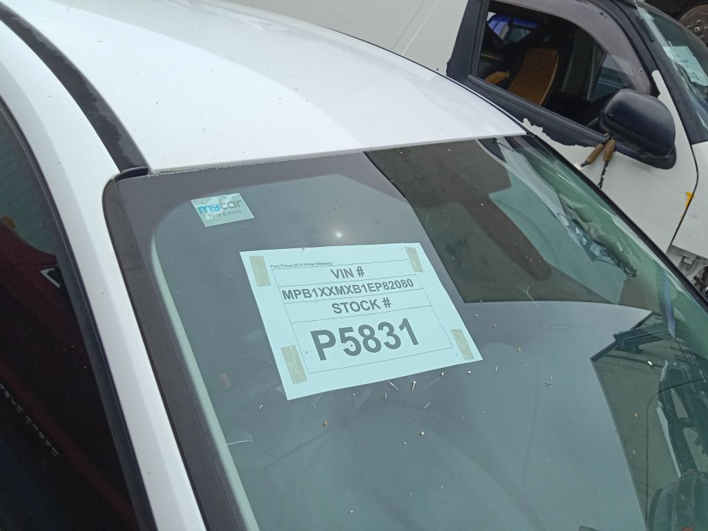P5831 - Ford Focus 2014 White Wrecking - Image 16
