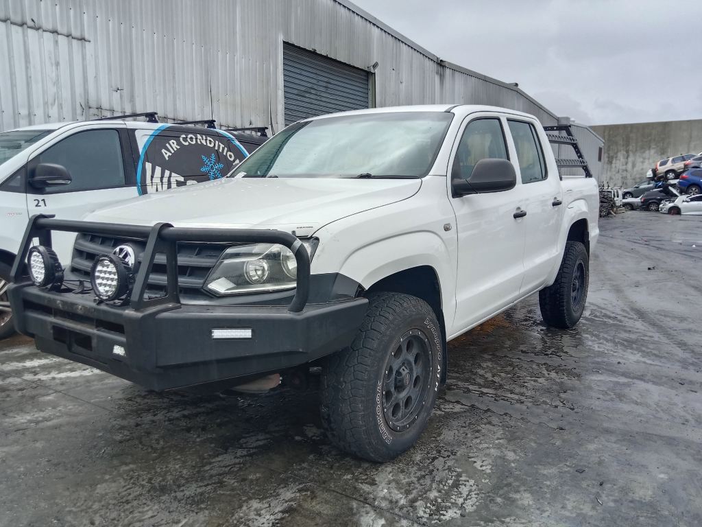 P5835 - Volkswagen Amarok 2014 White Wrecking - Image 2