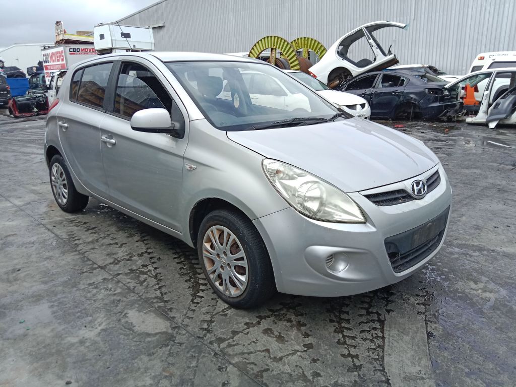 P5836 - Hyundai i20 2011 Silver Wrecking - Image 2