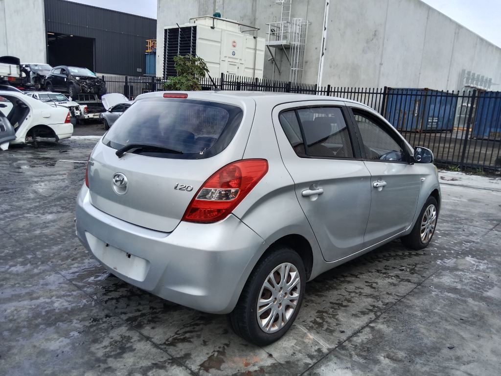P5836 - Hyundai i20 2011 Silver Wrecking - Image 5