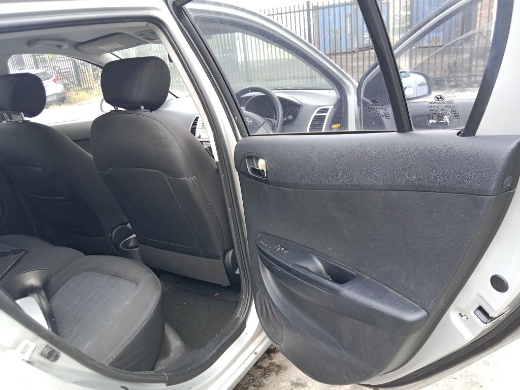 P5836 - Hyundai i20 2011 Silver Wrecking - Image 7