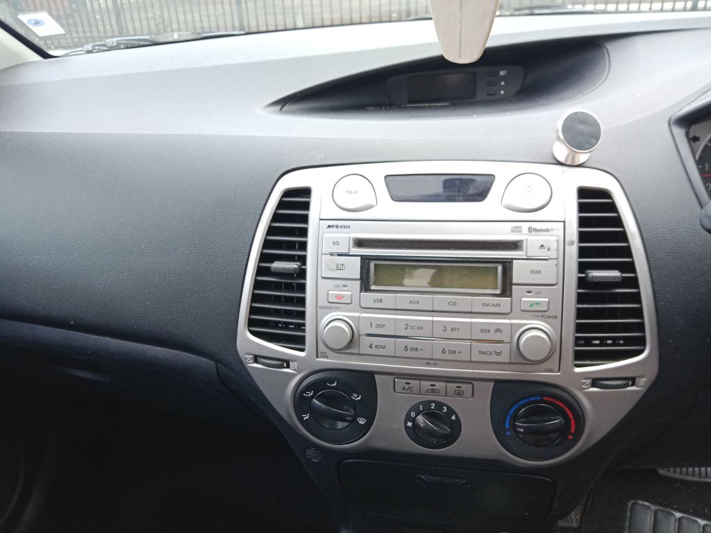P5836 - Hyundai i20 2011 Silver Wrecking - Image 11