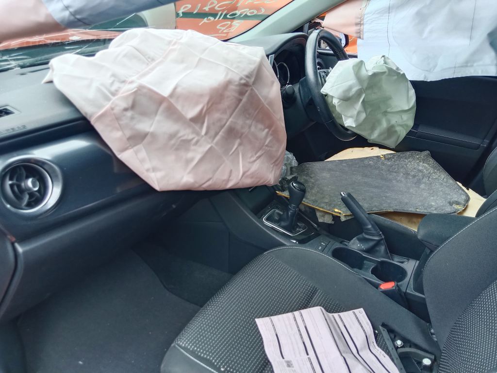 P5837 - Toyota corolla hatchback 2018 orange Wrecking - Image 10